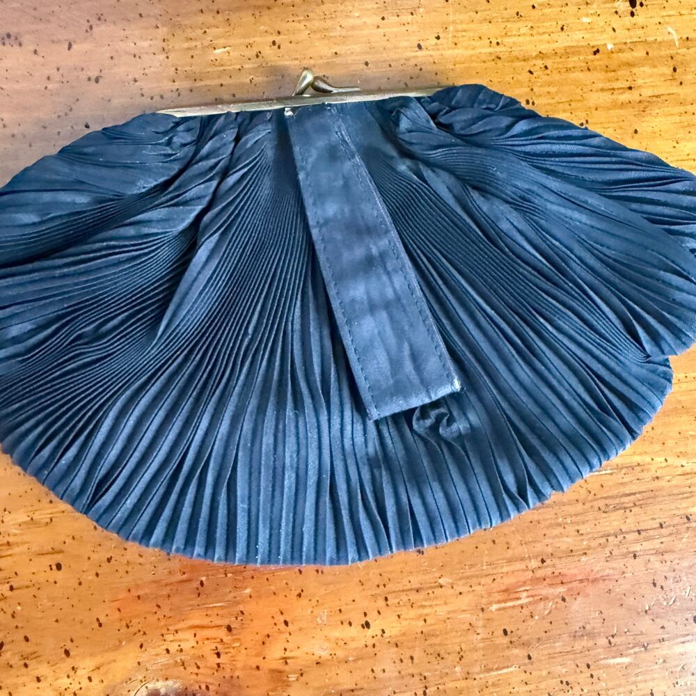 Vintage Black Satin Pleated Clutch Evening Bag Gold Tone Kiss Lock Formal Purse - Picture 2 of 5